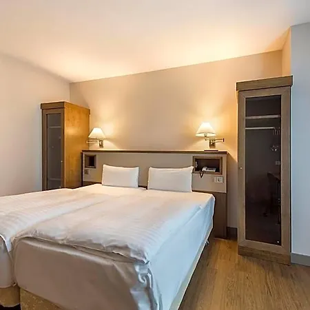 Ch 4* Bucharest